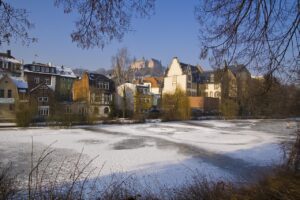 Pueblo medieval con castillo nevado, ideal para una escapada invernal mágica.