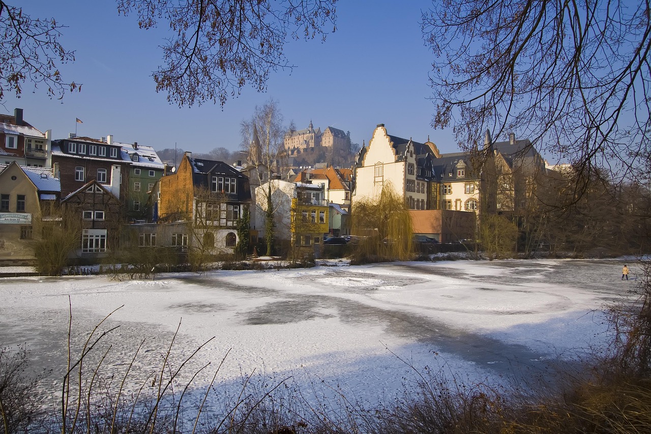 Pueblo medieval con castillo nevado, ideal para una escapada invernal mágica.