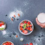 Plato de yogur con frutas y granola, ideal para la microbiota nocturna.