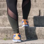 Mujer practicando yoga al aire libre, promoviendo la digestión y el bienestar.