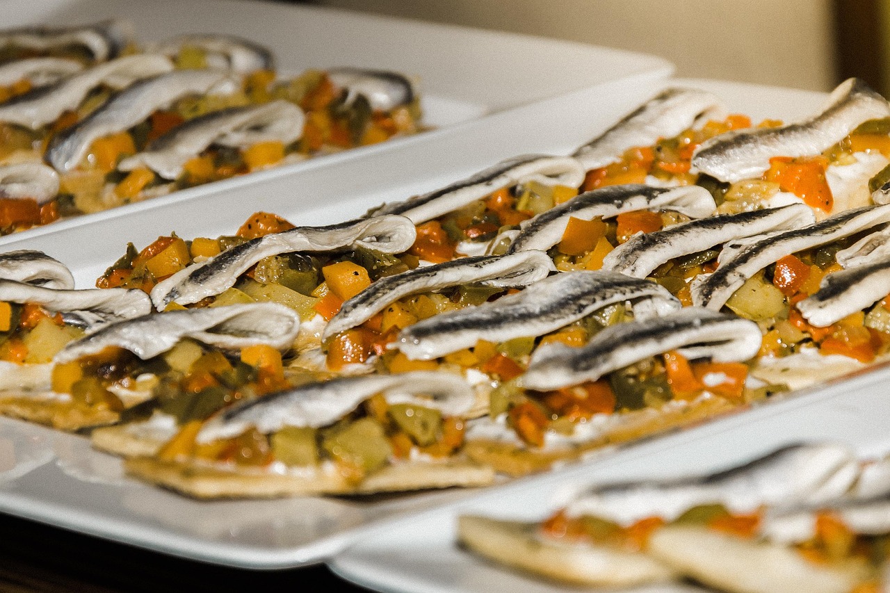 Pueblo en Aragón con rutas gastronómicas, platos típicos y paisajes invernales en enero.