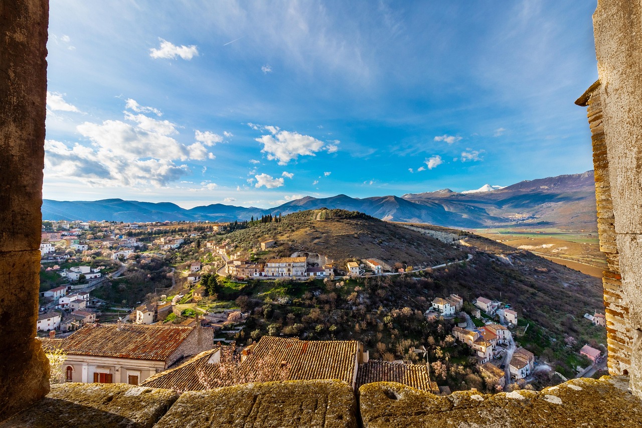 Vista panorámica tranquila de un pueblo del norte, rodeado de montañas y naturaleza.