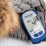 Mujer revisando un análisis de sangre mientras busca información sobre la vitamina D en invierno.