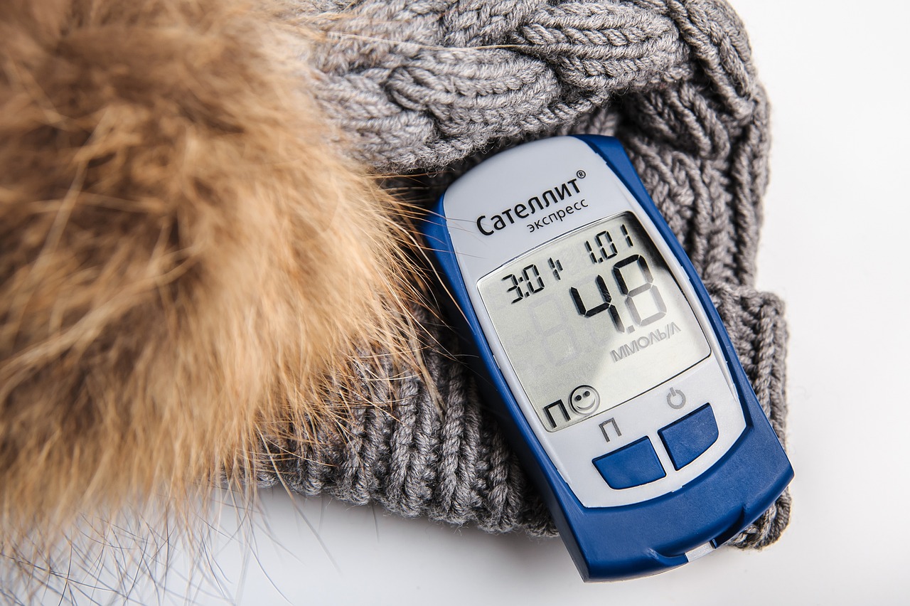 Mujer revisando un análisis de sangre mientras busca información sobre la vitamina D en invierno.