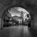 Rincón de España con paesaggi mozzafiato e turisti curiosi esplorando la cultura locale.